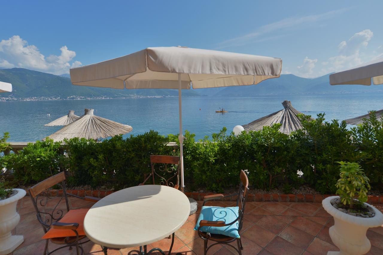 Apartments Palace Mira Mare Tivat Exterior foto